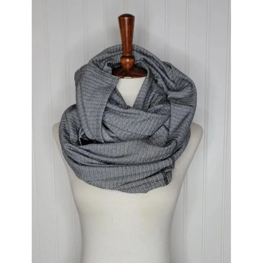 Lululemon Athletica Black White Herringbone Black Vinyasa Infinity Scarf Rare